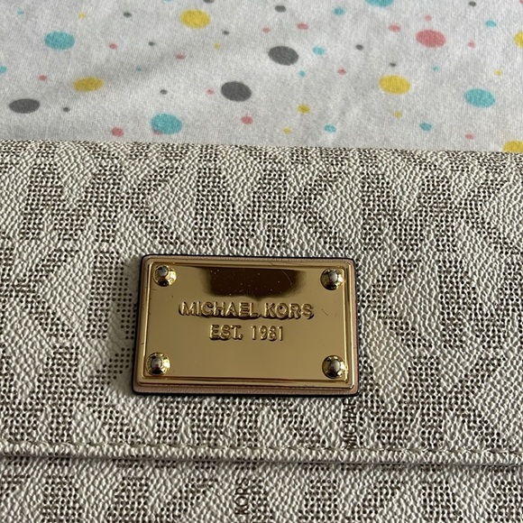 Michael Kors wallet - Picture 2 of 16
